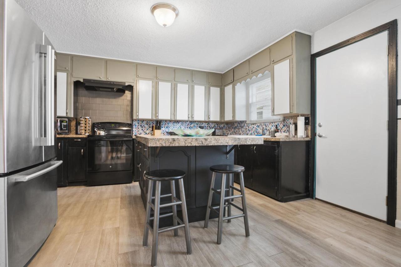 Luxury Oasis- 1 Bedroom Romantic Getaways Лъбък Екстериор снимка
