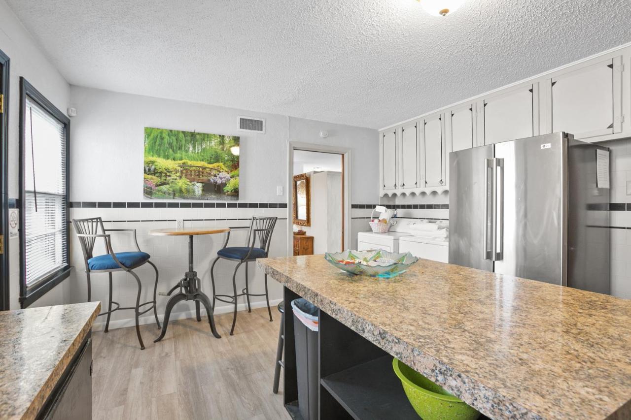 Luxury Oasis- 1 Bedroom Romantic Getaways Лъбък Екстериор снимка